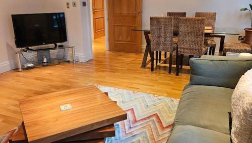 Charming Two Bedroom apartment with Balcony - Photo 2