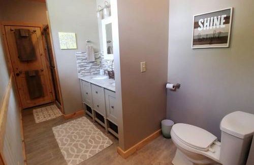 Water's Edge, Covered Porch, Deep Creek as your Backyard Haven, Hot Tub, Pool Table, Fire Pit, Close to Town & Entrance to National Park - Foto 20