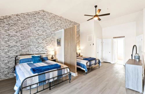 Sunset Serenity!!-Tropical Waterfront Oasis-Huge Private Patio-10Min to KingSt & Beaches - Foto 19