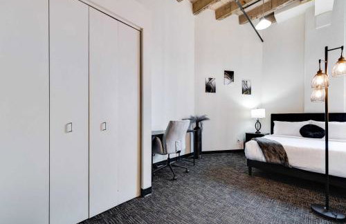 West Loop - City Views With In & Out Parking 6 - Photo 4