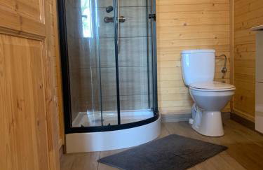 Domek nad jeziorem Wilczyńskim dla czterech osób, sypialnia z łożem małżeńskim oraz salon z rozkładanym narożnikiem - Photo 10