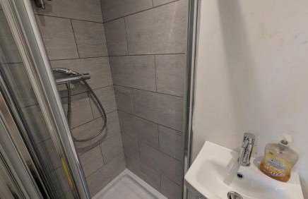 Large Modern House With Private Parking - Photo 144