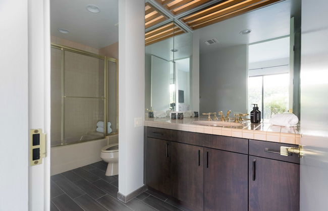 Moonshine by Avantstay Modern & Stylish Estate w/ Bar, Fire Pit & Hot Tub 5 bd - Foto 22