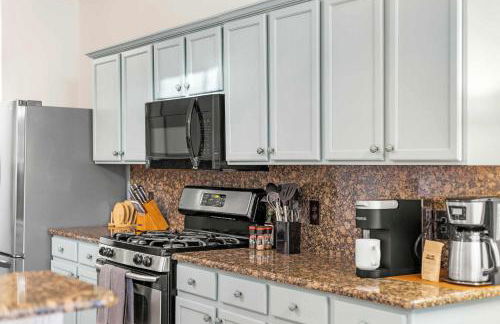 Resort Style Backyard Pool Pickleball Court - Foto 17