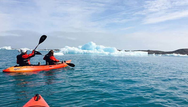 Un gruppo attraversa Jökulsárlón in kayak