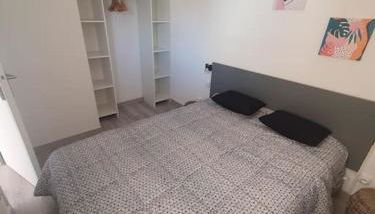 LES TERRASSES DE LA BARONNIE Appartement climatisé avec 1 chambre et piscine ouverte de fin Mai à mi Septembre Parking securisé avec accroches vélo disponible du 1er Avril au 30 Septembre sans supplement - Foto 5, wardrobe