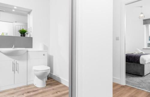 Stylish 2 Bed Apartment - Balcony - Private Parking - Netflix 4MC - Foto 26