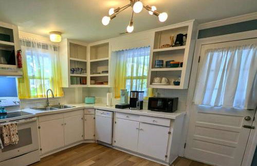 Kitchen, Laundry & Fenced Yard - Foto 8