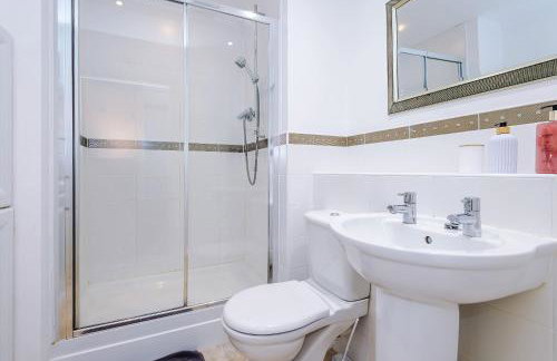 Sleek 2BR Altrincham Home Parking Near Station - Foto 12