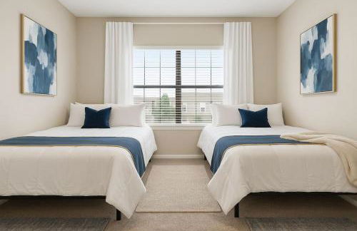 Chic 2BR Boho-Chic Retreat Garage, Pool, Gym - Photo 16