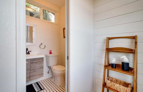 1 Mi to Dtwn Coos Bay Sleek Apt with Deck and Views! - Foto 12