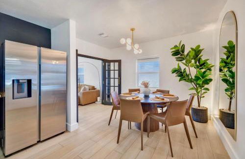 Luxury Miami Pool House Private Backyard Oasis Near Wynwood and Miami International Airport - Photo 35