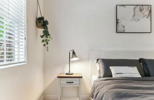 Stylish 1BR with KING Bed, Pool, Jacuzzi & Gym, Free Parking, Near UCSD - Foto 7