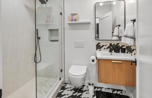 New 1 BR, King Bed, Laundry In-Unit, Parking - Foto 29