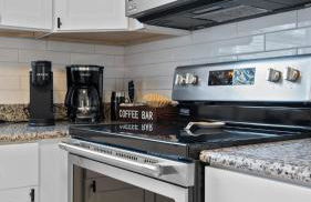 Modern Moroccan Villa w/ Firepit, BBQ + Game Room! - Foto 50