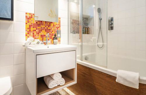 Boutique Brick Lane 2-Bed, Colourful City Vibes - Foto 39