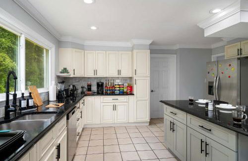 Spacious 6BR Getaway Game Room Firepit NYC - Foto 14