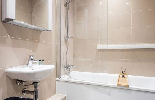 2 bed O2-Canary Wharf-Excel- in 30 mins London boat ride - 30 Mins Contractors-Families-Corporate people- Wifi 500mb-Flex CheckIn-Shops-Train Station - Foto 19