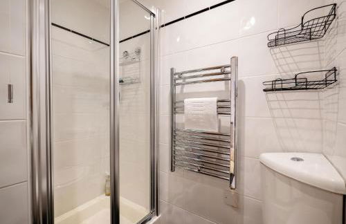 Coastal Escape with Balcony & River Dart Views - Foto 32