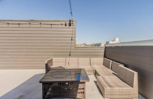 Stunning Townhome Near Uptown - Photo 38