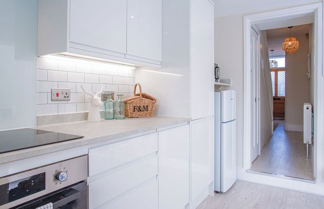 Stunning Townhouse with Large Garden - Photo 21