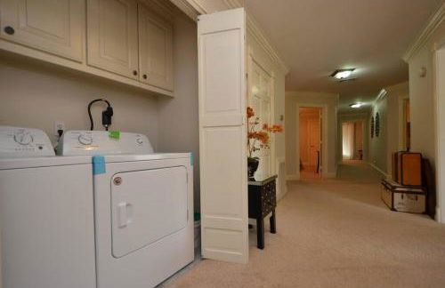 Crosby Backyard Oasis with Weekday Specials! - Foto 74