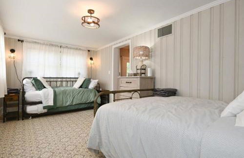 The Bulldog Farmhouse - 100 year old home - Foto 17