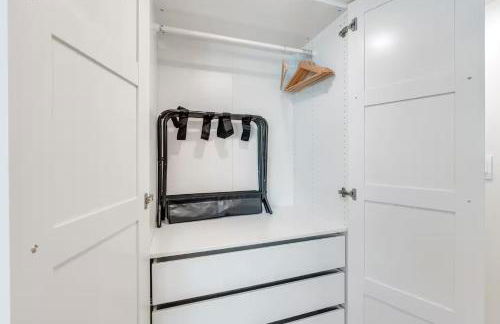 Modern LuxeDen with Private Hot Tub and Fenced Yard - Foto 26