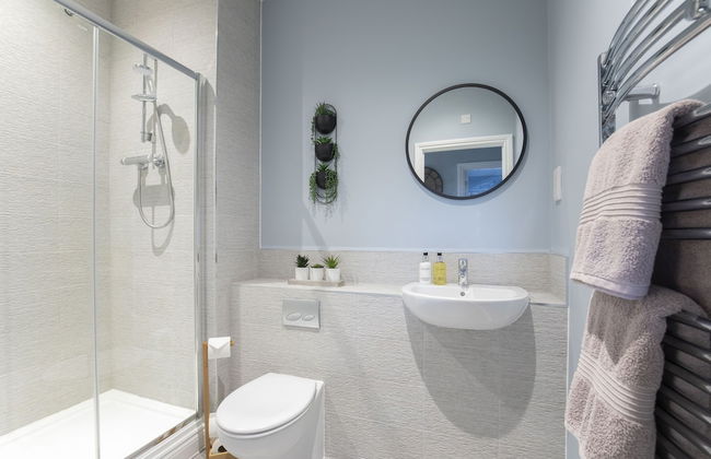 Elliot Oliver - Luxurious Two Bedroom Apartment in The Docks - Photo 13