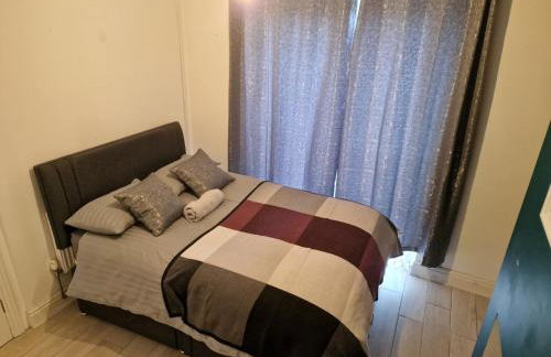 L & J ESCAPES- 4 BEDROOMs SUITABLE FOR CONTRACTORS AND FAMILIES- LARGE PRIVATE PARKING-10 MINUTES TO M6 JUNCTION 9 - Foto 16