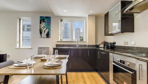 Luxury 2 Bed 2 Bath Canary Wharf Apartment with Balcony - Foto 5, stove, dishwasher