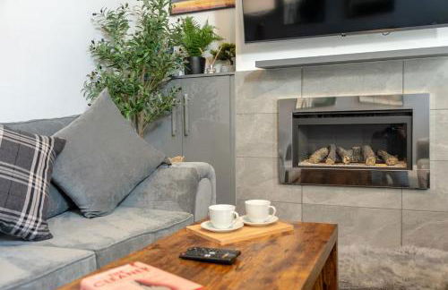 Family-Friendly 2-Bed Home with Games & Fireplace - Foto 18