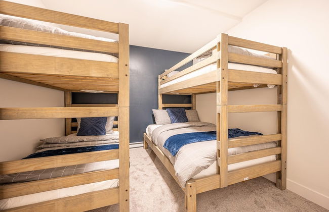 Grizzly Ridge Getaway Brand New, Hot Tub, Sleeps 11 - Photo 3