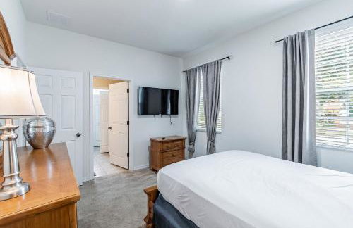 4BR Bella Vida Lakeview Pool Townhome - Photo 18