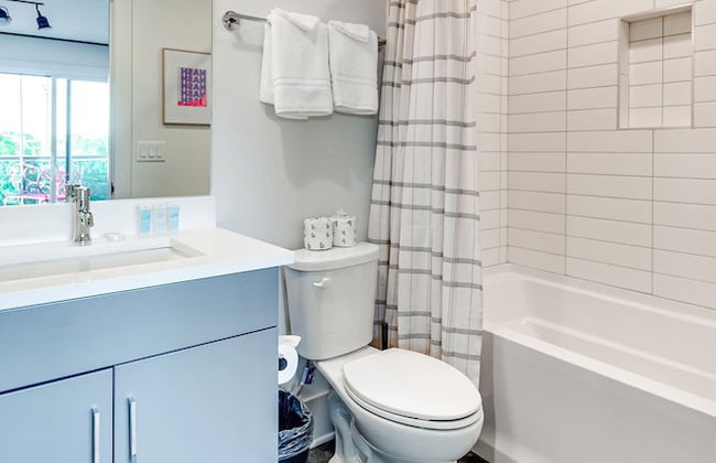 Sky High Cowgirl Luxe 4BR w Rooftopdeck Karaoke - Foto 21