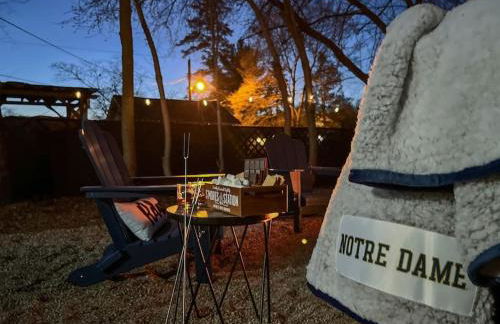 Step into School Spirit at the Golden Dome Getaway - Foto 58