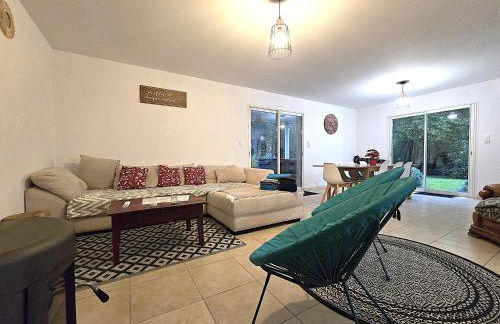 Le Parc Jean Édouard - Spa avec jacuzzi privé - Superbe villa 4 chambres - 9 couchages - 6 lits - Poêle - Parking - Climatisation réversible- Terrasse ombragée et grand jardin - Foto 3