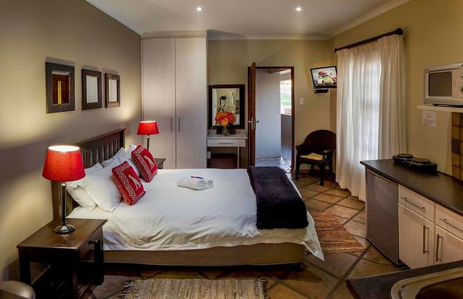 Room-cozy Guest Room With Double bed and - Photo 6
