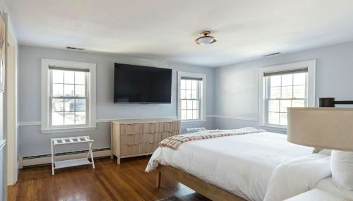 Stay at Beverly Shops - Photo 2