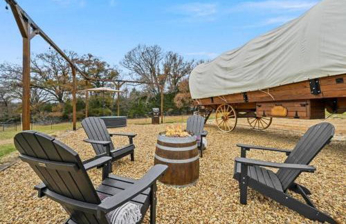 Texas Glamping near Murchison: Charming Wagon Rental Perfect for a Romantic Getaway - Foto 15