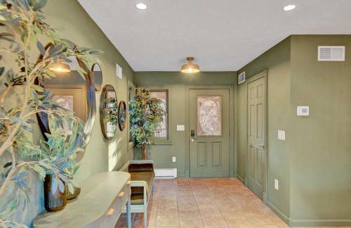 Lux Retreat with Indoor Swim Spa Game Lounge Theater Hot Tub Sauna - Foto 18