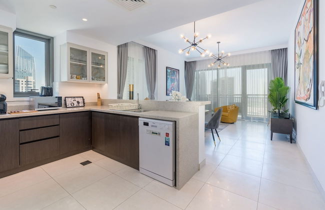 New! Luxurious Living Dubai Creek Balcony & View - Photo 12