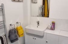 Modern and spacious 2 bedroom apartment with free parking - Photo 24