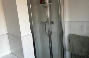 Brackley near Silverstone Grand Prix 3 double bed family home - Photo 13