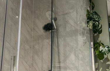 Park View is a beautiful whole entire house close to town centre, sleeps 8 in 4 rooms, 2 doubles and 4 single beds with 2 shower rooms, available for holidays, insurance stays, trades people, contractors, pets welcome - Foto 38