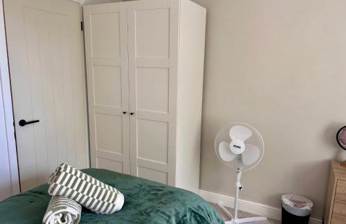 Brand New 2 Bed House - Sleeps 4 - Free Parking - Near HS2 & Drayton Manor - Foto 10