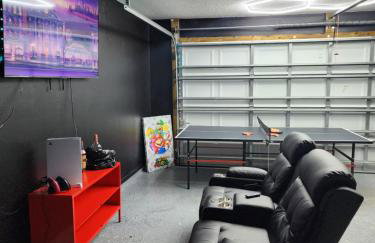 Lounge Area Office Fenced Yard Near It All - Photo 3