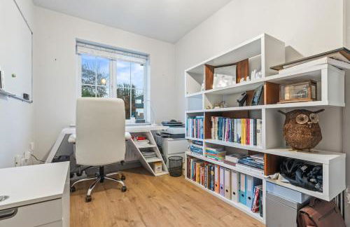 Large 4 Bedroom House Bricket Wood, Van & Car Parking, Sleeps 8 - Foto 5