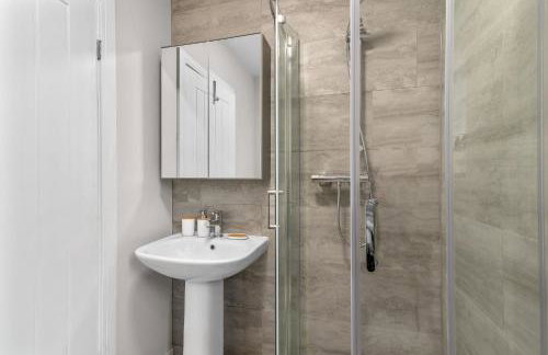 Whitehill - 3-Bed Home from Home, Sleeps 7, Great for Groups & Workers, FREE Parking & Netflix - Hosted by Stay Host Save - Photo 7