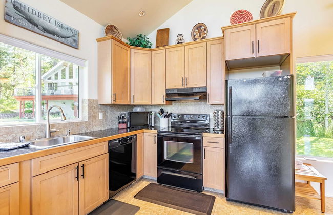 Harborview Getaway by Avantstay Walk to Beach - Photo 15